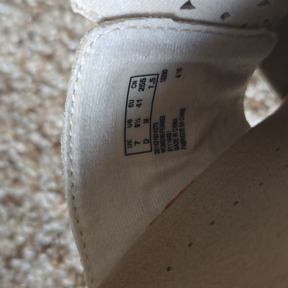Clarks Women's Size 9.5 Cream Perforated Slip-On Adjustable Sandals - Picture 6 of 7